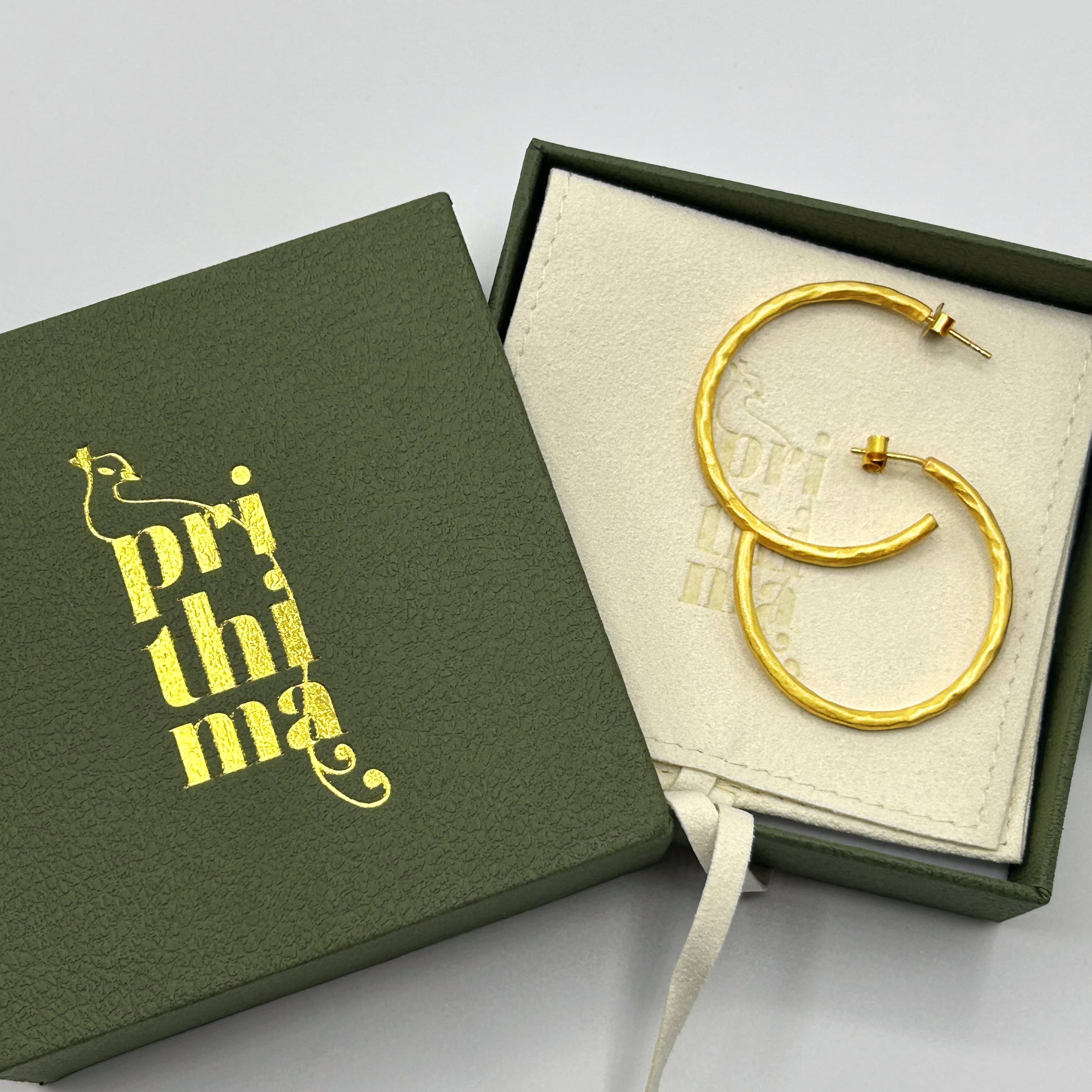 Vergoldete Creolen in einer Schmuckbox