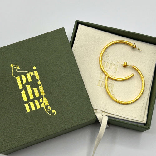 Vergoldete Creolen in einer Schmuckbox