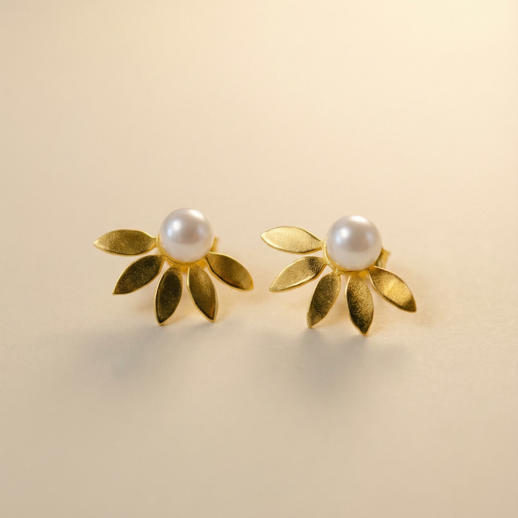 Perlen Stecker Ohrringe mit abnehmbarem Fächer auf beigem Hintergrund