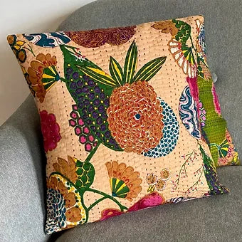 Floraler bunter Kissenbezug auf einer Couch