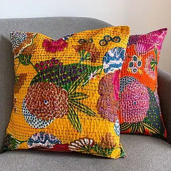 Floraler bunter Kissenbezug auf einer Couch