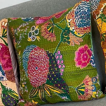 Floraler bunter Kissenbezug auf einer Couch