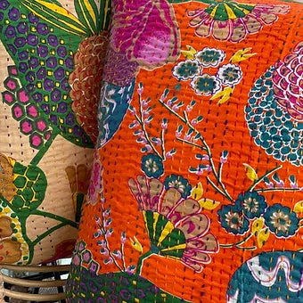 Floraler bunter Kissenbezug auf einer Couch