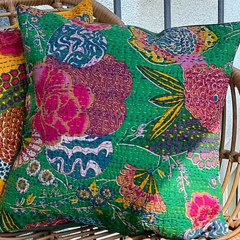 Floraler bunter Kissenbezug auf einer Couch