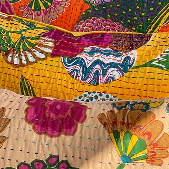 Floraler bunter Kissenbezug auf einer Couch