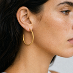 Profil einer dunkelhaarigen Frau closeup eines  goldenen Hoop Ohhring mit strukturiertem matten finish 
