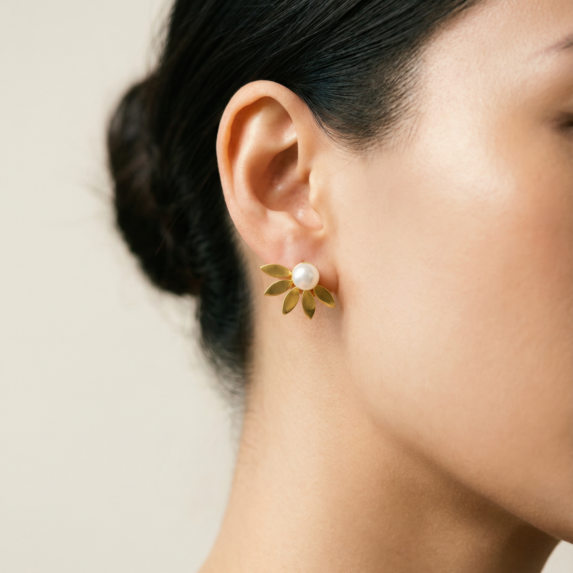 Close Up Perlenstecker Ohrringe mit goldenem abnehmbarem Fächer