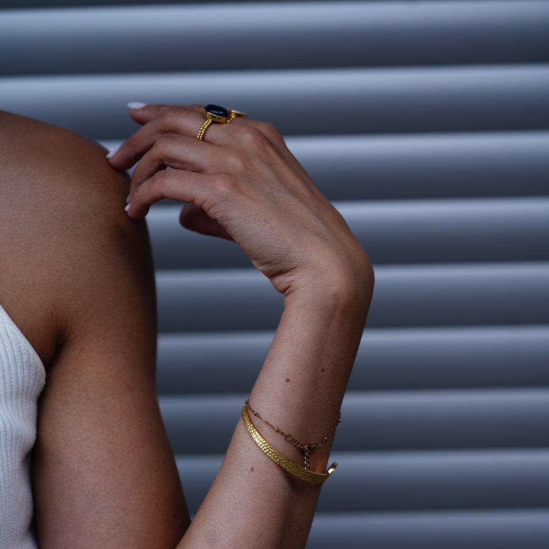 Close uP einer Hand und Arm die schmuck trägt einen Lapslazuli Ring und einen Armreif