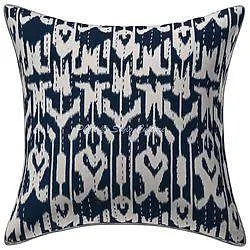 Blau weisser Kissen mit Kantha Muster auf weissem Hintergrund