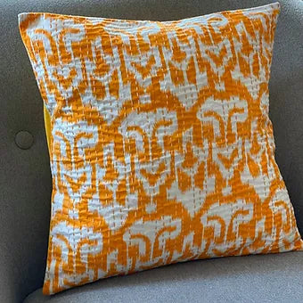 Gelb weisses Kissen mit Kantha Muster auf einer Couch