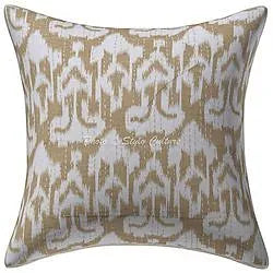 Beigres Kissen mit Kantha Muster auf weissem Hintergrund
