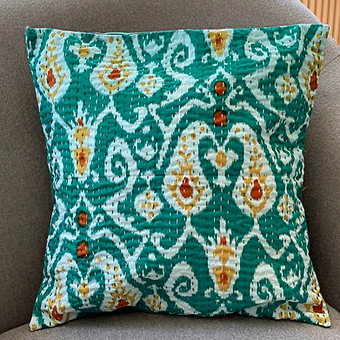 Türkis buntes Kissen mit Kantha Muster auf einer Couch