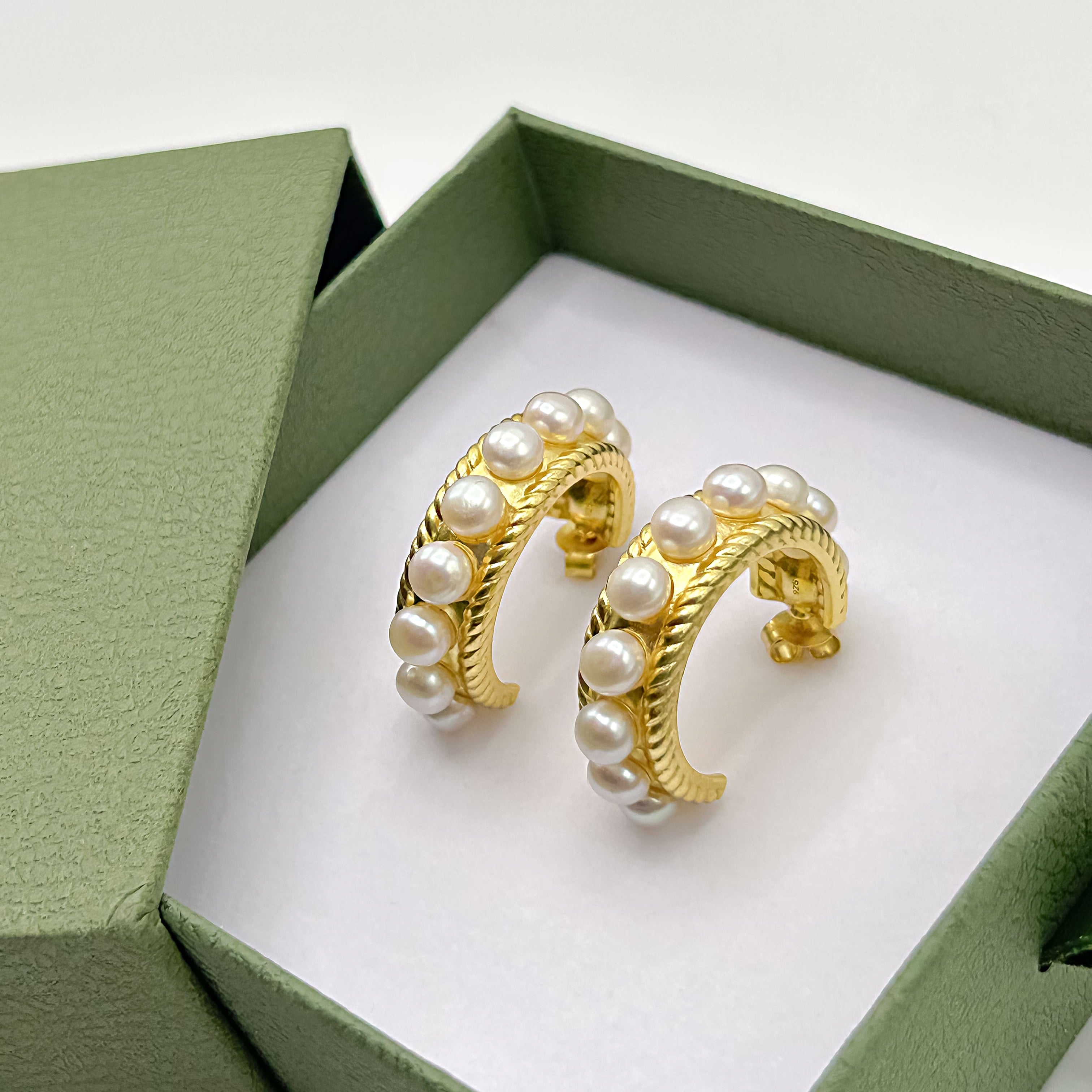 Vergoldete mit Perlen besetze Creolen in der Schmuckbox