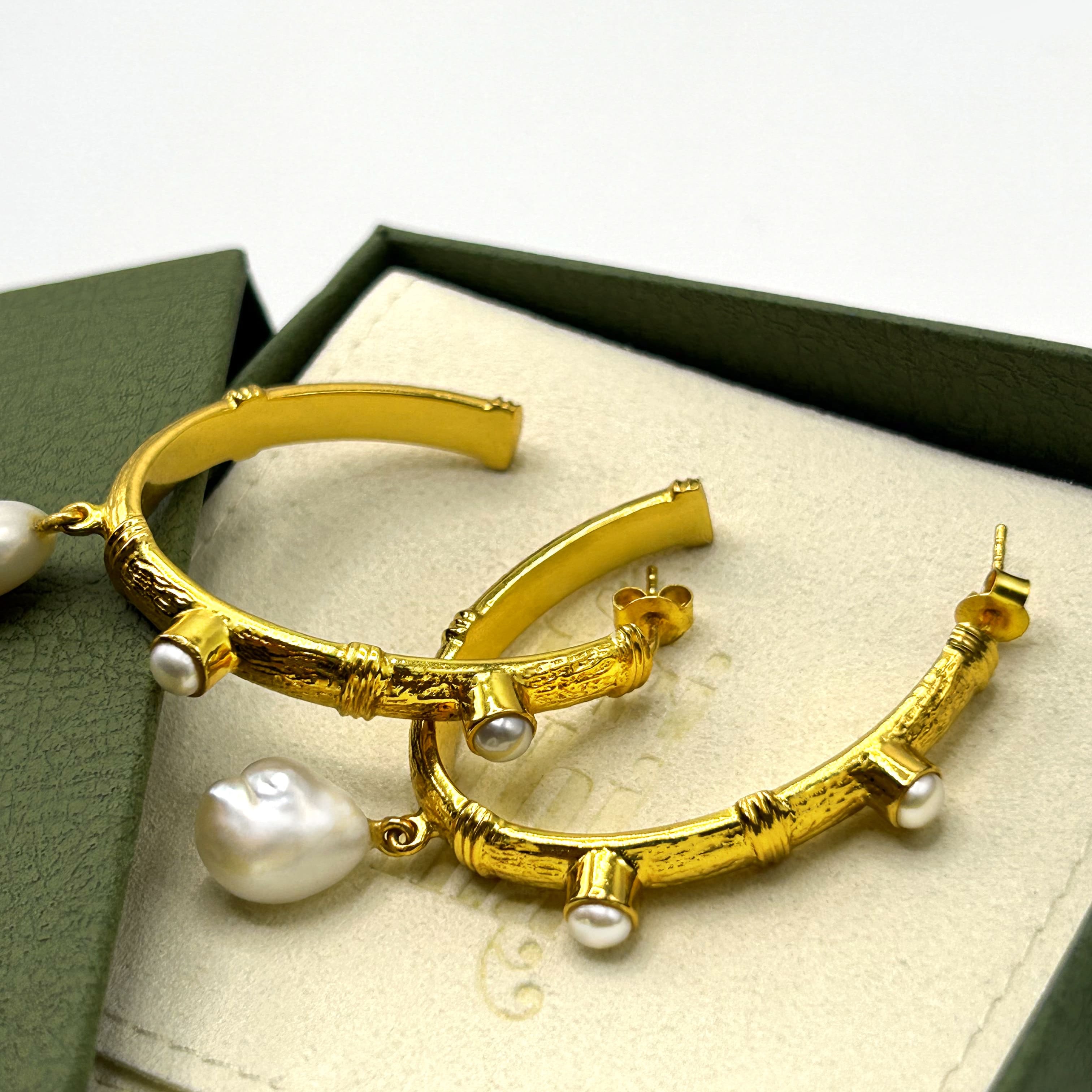 Vergoldete Kreolen mit Süsswasserperlen im Schmuckkästchen